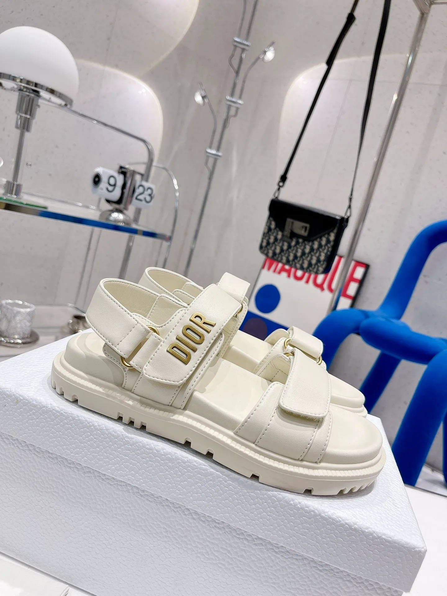 👟👟Ex-factory price👟👟Ex-factory price 440👟👟 Dior 2022 Dior new new color Velcro sandals original replica, super durable and versatile, very comfortable on the feet, slim and white, better than the grandma model, upper: original cowhide, lining: sheepskin lining, buckle: original d hardware buckle Outsole: Original molded T👟👟Ex-factory price👟👟Ex-factory price U outsole Size: 35～40#